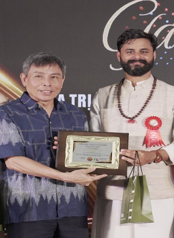 dr shivam mishra sir with vietnam yoga federation presient vu trong loi 