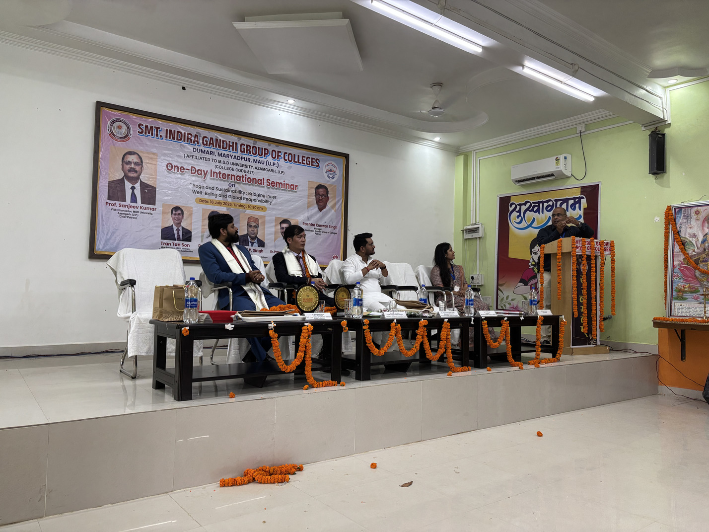 Delegates exchanging mementos during the yoga conference