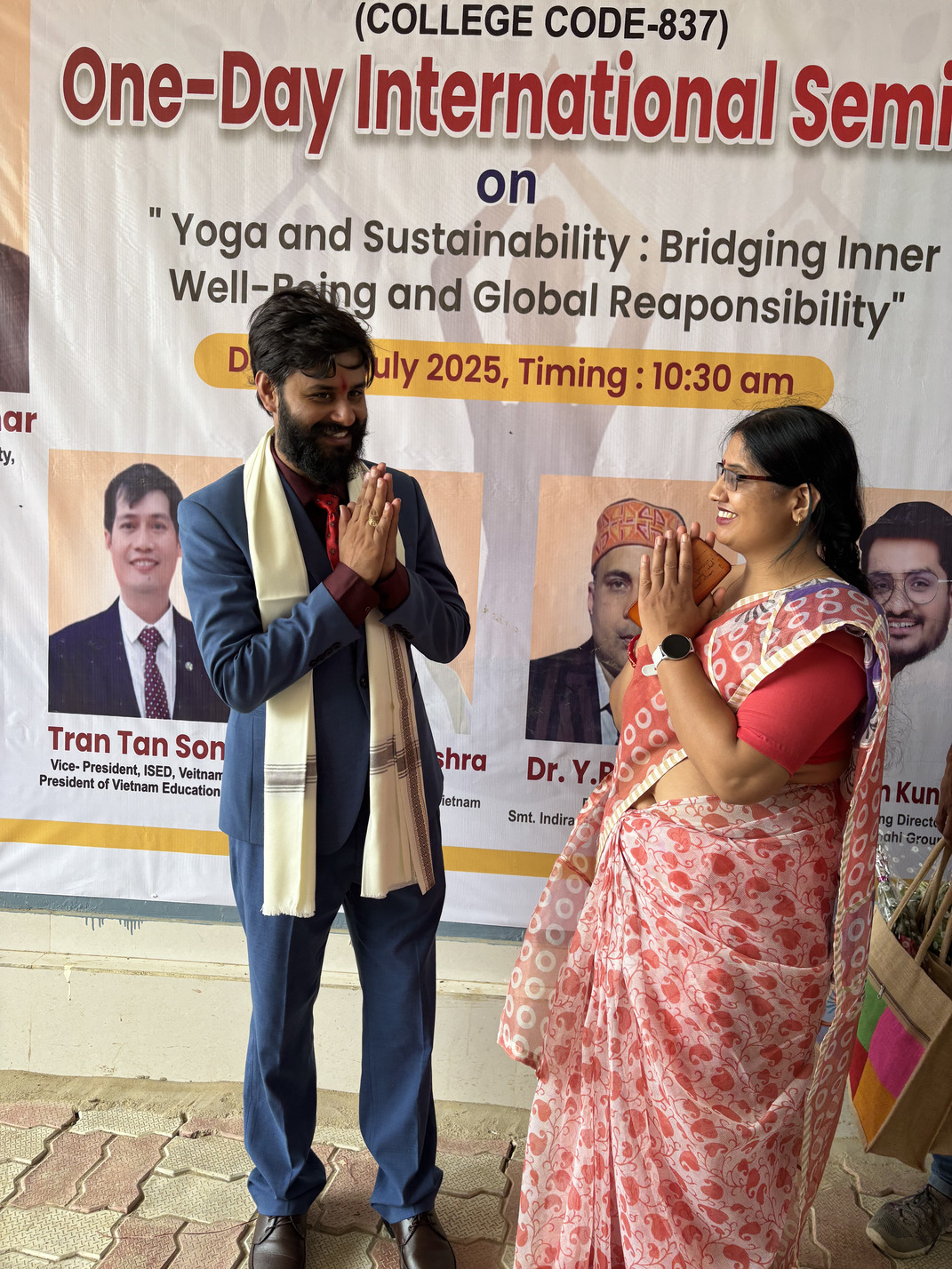 Award ceremony honoring referees and yoga coaches at the event