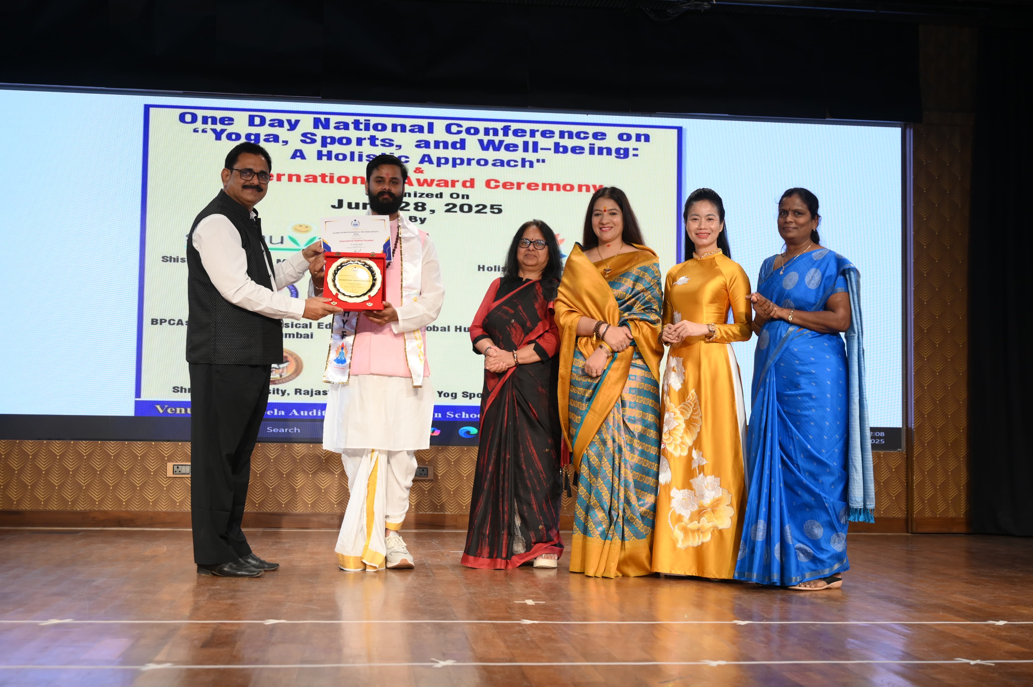 Dr. Shivam Mishra receiving International Yoga Ratna Award in Mumbai