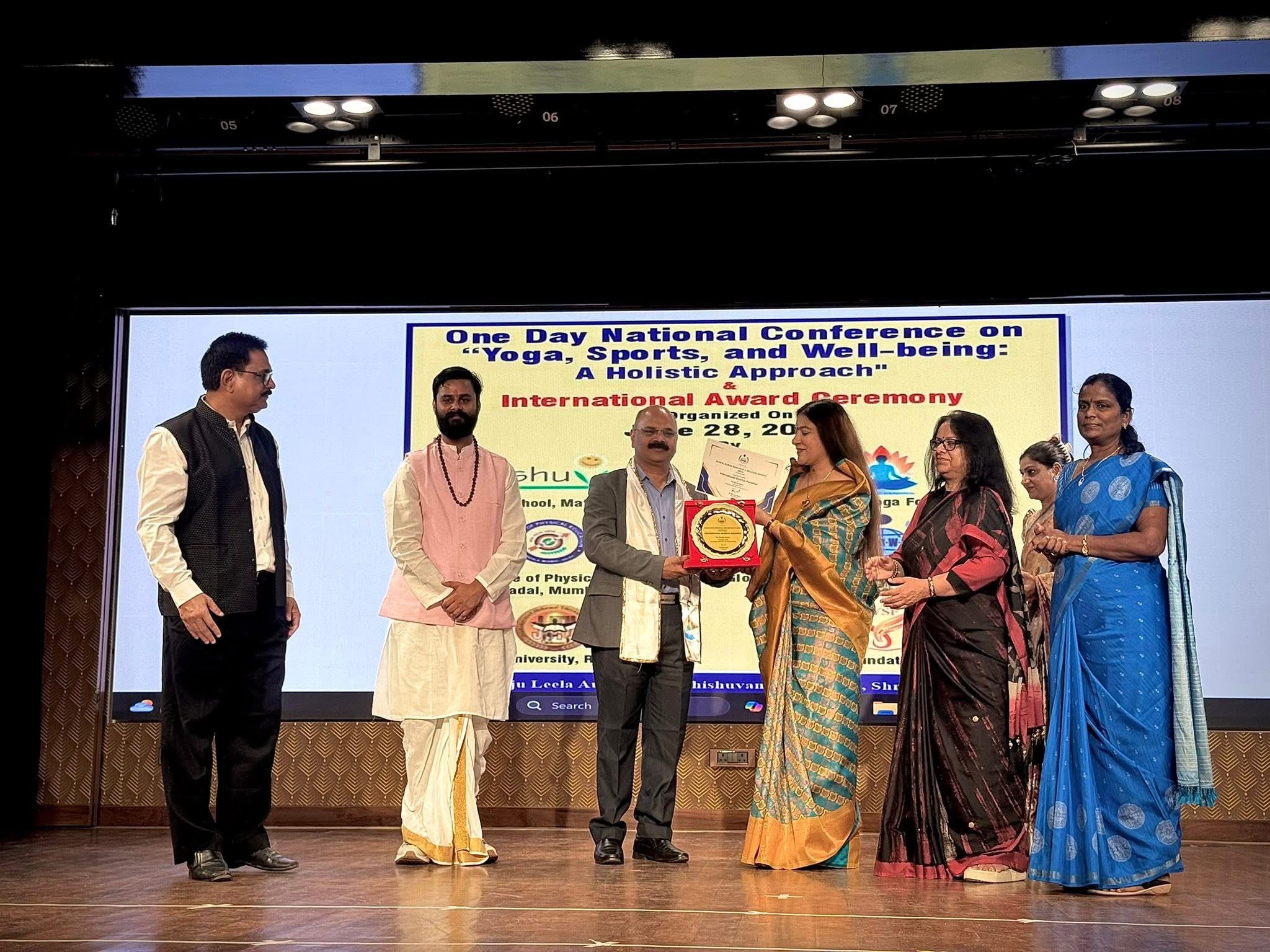 Dr. Shivam Mishra receiving International Yoga Ratna Award