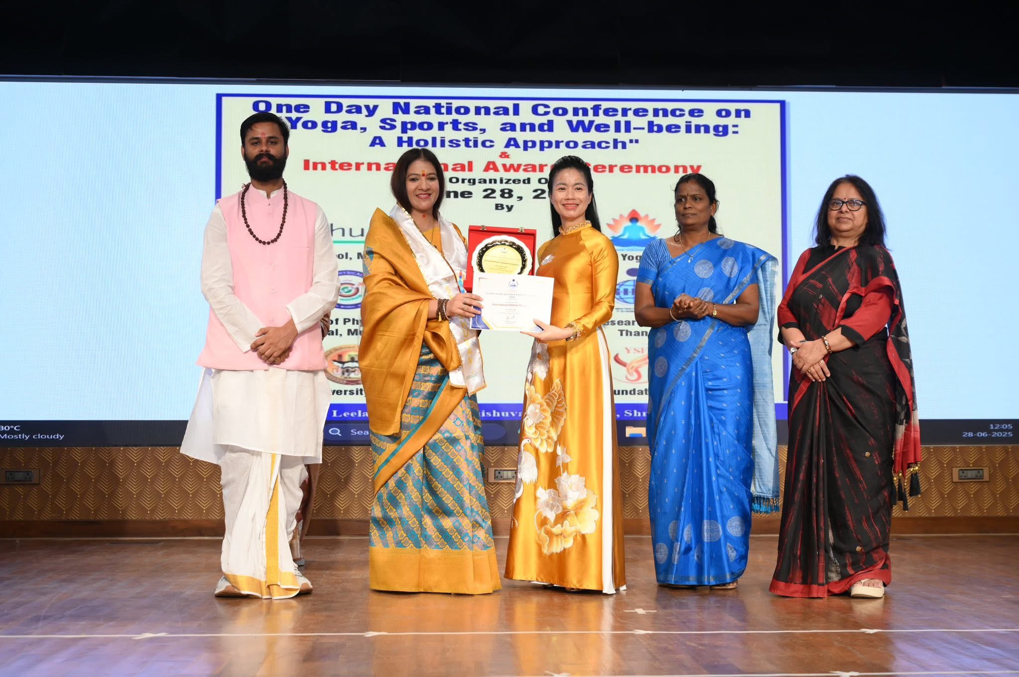 Dr. Shivam Mishra with conference delegates in Mumbai